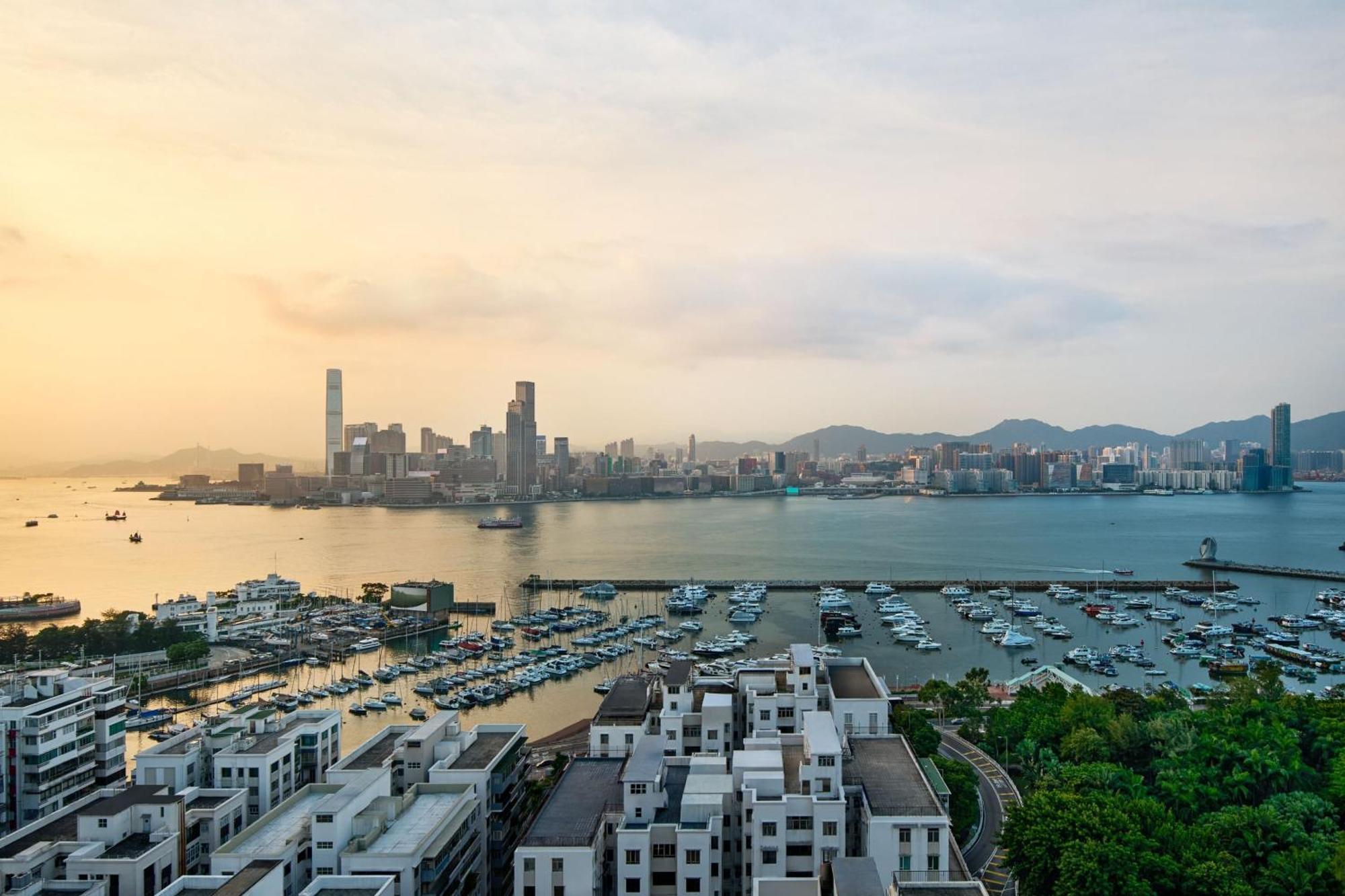 מלון The Park Lane Hong Kong, Autograph Collection מראה חיצוני תמונה View of the city from the marina
